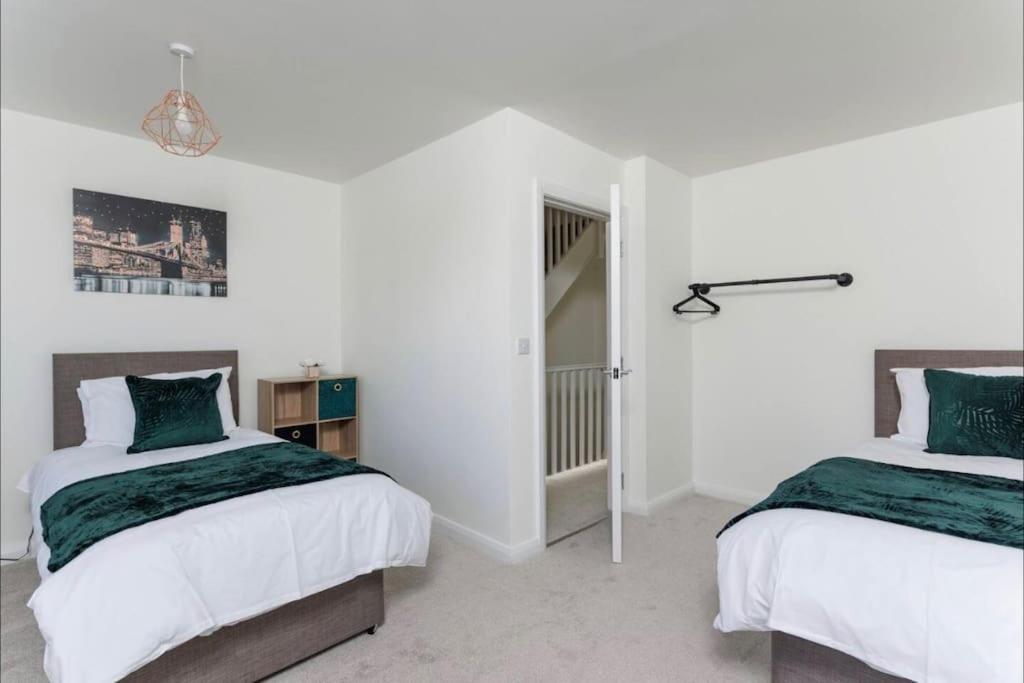 Luxury 3-Bedroom, 2-Bathroom Home Sleeps 7 People Liverpool Dış mekan fotoğraf