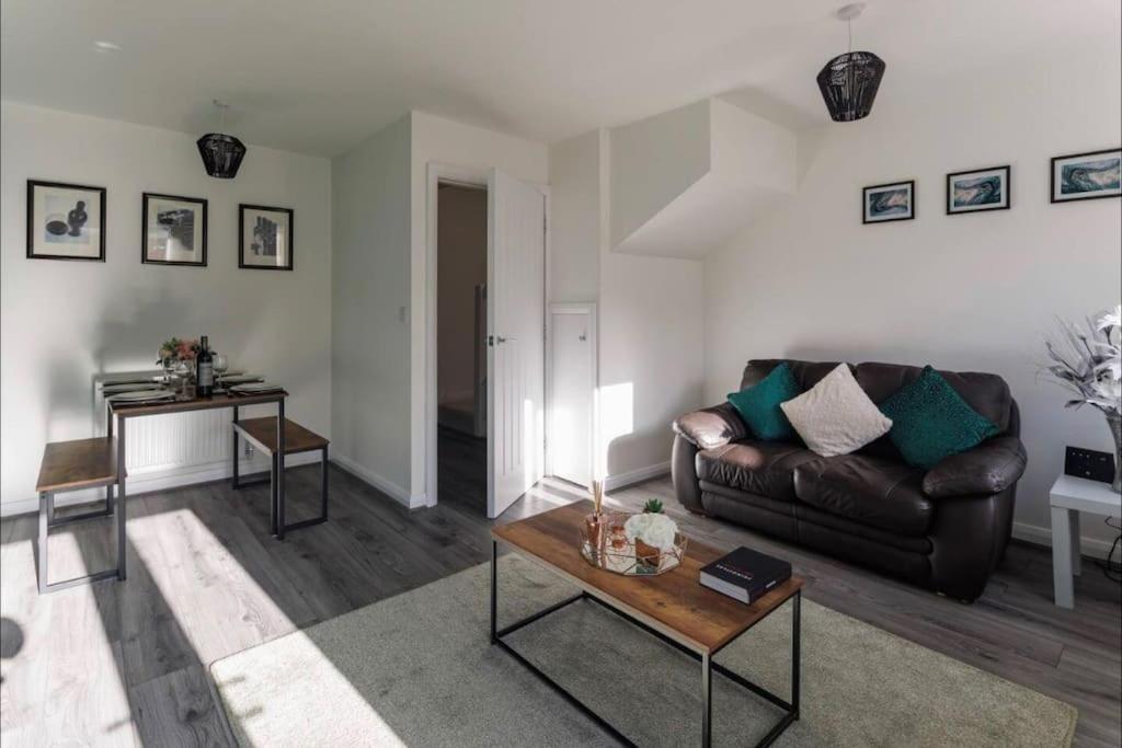 Luxury 3-Bedroom, 2-Bathroom Home Sleeps 7 People Liverpool Dış mekan fotoğraf