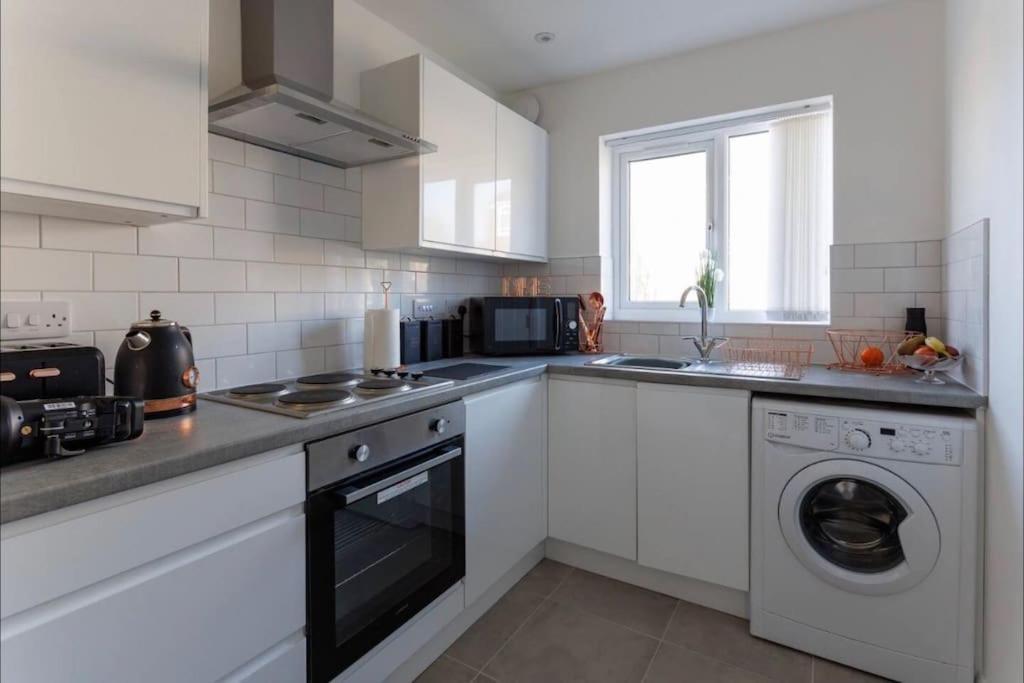 Luxury 3-Bedroom, 2-Bathroom Home Sleeps 7 People Liverpool Dış mekan fotoğraf