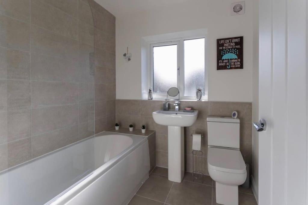 Luxury 3-Bedroom, 2-Bathroom Home Sleeps 7 People Liverpool Dış mekan fotoğraf